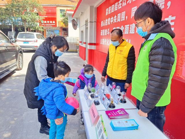 圩仔居民在宣傳攤位前駐足觀看、了解仿真毒品.jpg