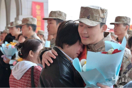 戎裝加身踏征程，中山歡送數百名新兵赴軍營