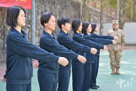 中山召開2025年上半年女兵審批定兵會議，多名新兵光榮入伍